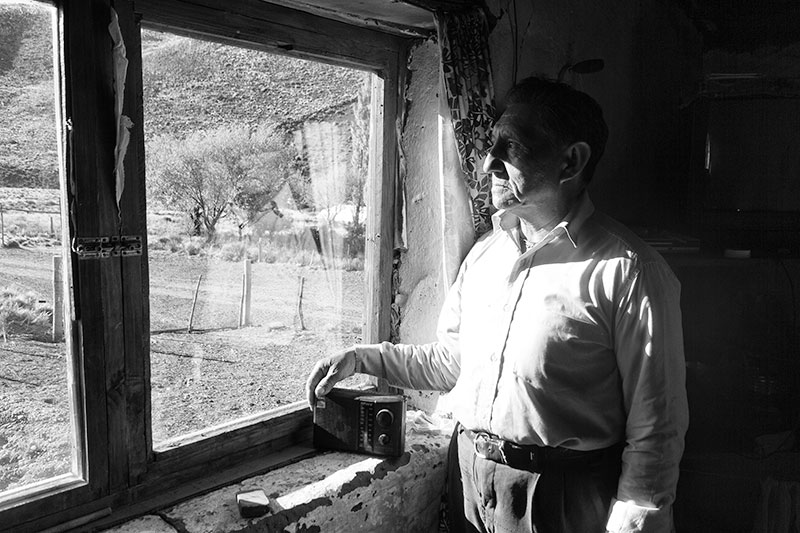 escuchando radio frente a la ventana