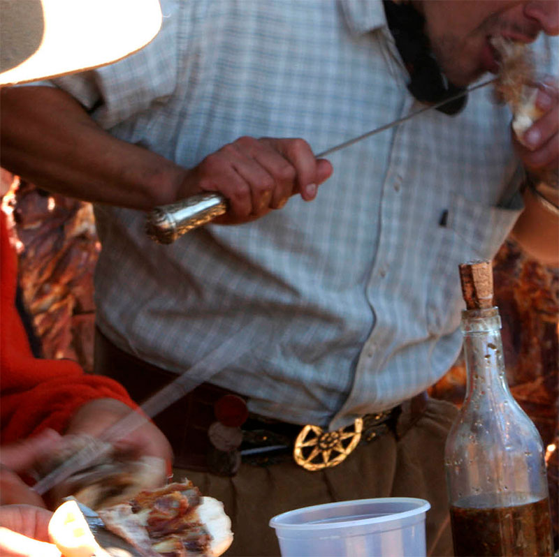 comiendo asado