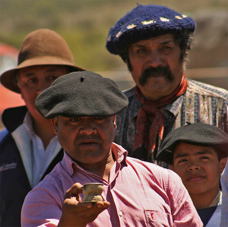 paisanos jugando taba